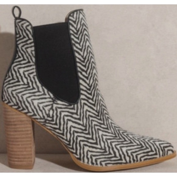 Oasis Society 8 High Heel Booties Hide Chevron Pull On Pointed Black/Ivory Ankle - Picture 9 of 16